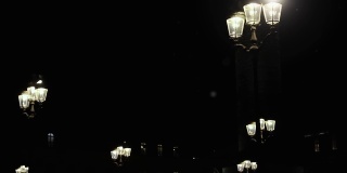 巴黎旺多姆广场的夜晚，古老的街灯。