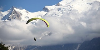 背景中的滑翔伞和勃朗峰