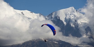 他的风和山脉景观上的滑翔伞