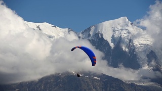 他的风和山脉景观上的滑翔伞视频素材模板下载