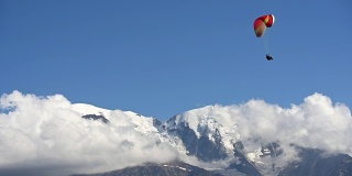 雪山上的滑翔伞享受飞行