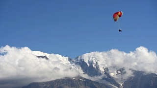 雪山上的滑翔伞享受飞行视频素材模板下载