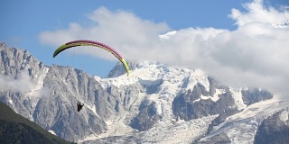 法国阿尔卑斯山夏季滑翔伞