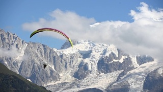 法国阿尔卑斯山夏季滑翔伞视频素材模板下载