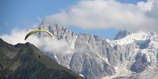 滑翔伞飞行与风景优美的山脉Vista