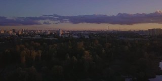 城市在日落时分，远处和近处的湖上有着美丽的云彩，乌克兰基辅