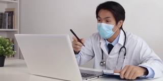亚洲医生建议和检查病人通过视频聊天
