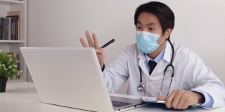 亚洲医生与听诊器推荐和检查病人通过视频聊天
