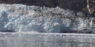 阿拉斯加冰川湾，马杰丽冰川大块冰块崩解。阿拉斯加的冰正在融化。从冰川上落下的冰。大冰柱落下。巨大的冰块落下。