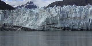 玛格丽冰川在阿拉斯加冰川湾的一个阳光明媚的日子。