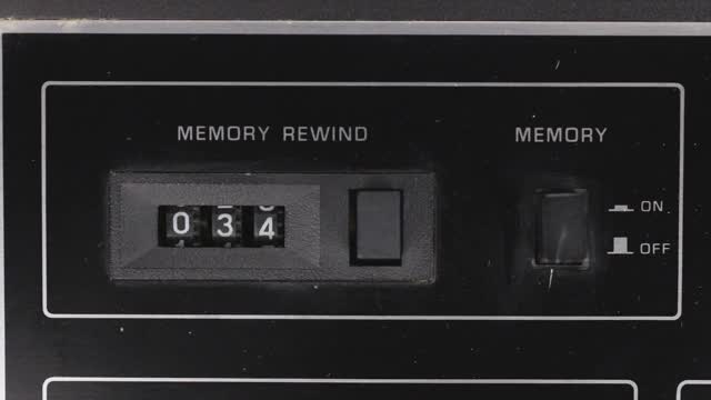 老式机械盒式录音机计数器。从34倒数到0。复古的技术。