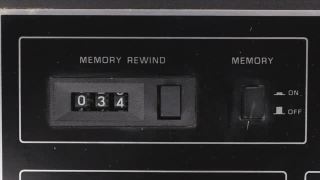 老式机械盒式录音机计数器。从34倒数到0。复古的技术。视频素材模板下载