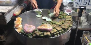 传统的韭菜饺子和蒸饺在亚洲夜市。泰国曼谷的街头小吃。
