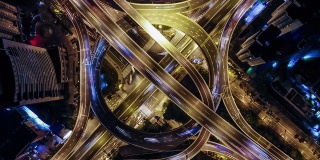 T/L PAN无人机视角下的立交桥和城市交通在夜间