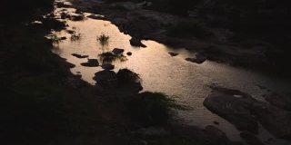 河边美丽的日落风景。在印度库奇bhuj的Khari河