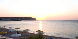 希腊罗德斯岛:地中海罗德斯岛主海滩上的日出时间
