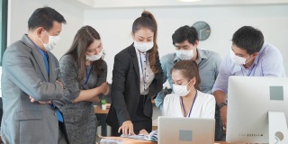 一群亚洲商务人士，多种族头脑风暴会议与笔记本电脑和图表纸，每个人防毒面具，防止健康的想法，概念办公室背景