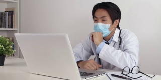 亚洲医生戴口罩视频会议或与同事在线会议