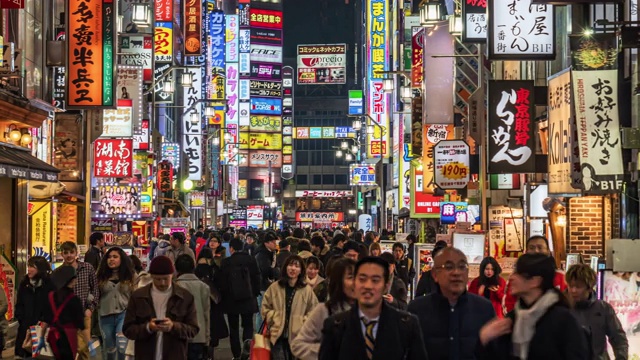在东京新宿，人群步行在购物街上的一段时间