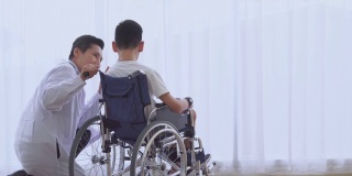 自闭症儿童，腿部残疾，坐在轮椅上，根据医院预约就诊