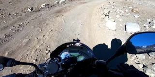 摩托车在越野路上跟随自己的影子剪辑