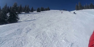 在雪道上滑雪