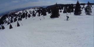 自由式滑雪者滑下斜坡