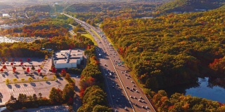鸟瞰图在繁忙的高速公路在新泽西州，美国。由于新冠肺炎疫情，一个大广场关闭，停车场空无一人。无人机视频与平移摄像机运动。