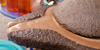 传统的摩洛哥磨石，将杏仁磨碎，与摩洛哥坚果油混合，就变成了阿姆卢。