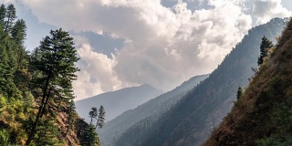 背景是一座巨大的喜马拉雅山脉。间隔拍摄4 k