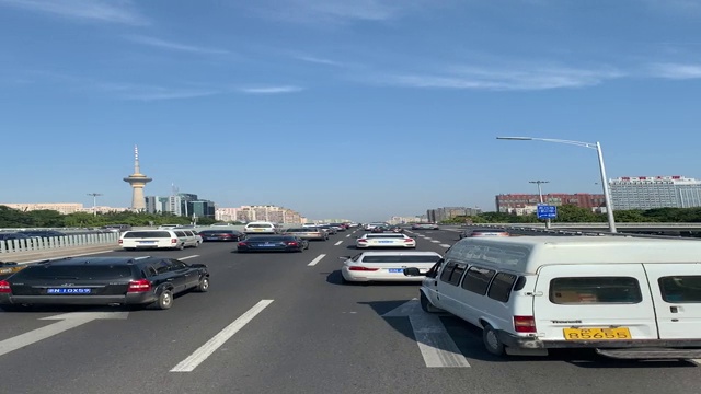 在北京的主干道上行驶