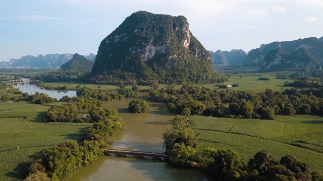 中国农村的石灰岩景观和风景优美的河流在广西的稻田周围