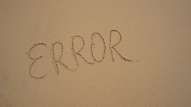 Slowmotion射杀。沙滩上的一个字母错误正在被海水冲走。人生观念的变化。错误是暂时的