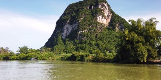 河上游弋着中国乡村的石灰岩景观和山水景观