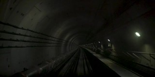 POV地铁列车反向通过地铁隧道。