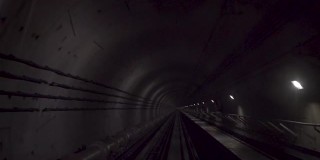 地铁正穿过地铁隧道。