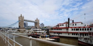 从巴特勒码头看伦敦塔桥和城市天际线