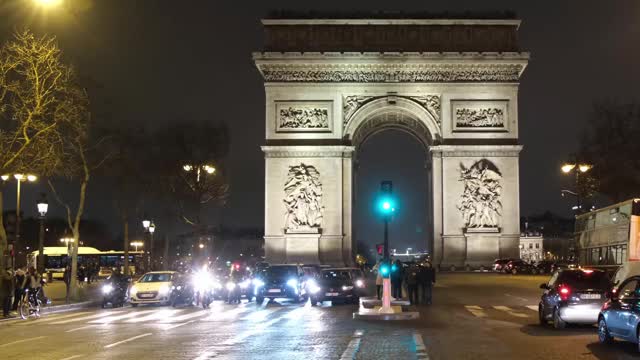 法国巴黎著名地标凯旋门取代星光大道的夜晚镜头，帧率50 / s