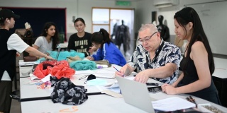 亚洲大学时装专业的学生正在教室里学习他们的时装设计