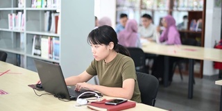 亚洲大学女学生在图书馆学习