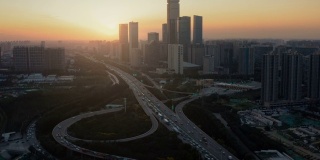 日落时城市交通的鸟瞰图