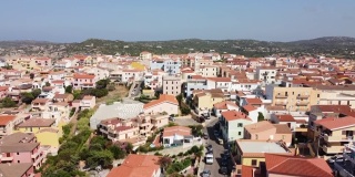 圣特蕾莎Gallura小镇鸟瞰图。圣特蕾莎Gallura小镇位于撒丁岛北端，博尼法乔海峡，意大利萨萨里省