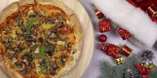 平铺的披萨在木托盘上360度旋转，围绕圣诞装饰。