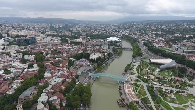 格鲁吉亚第比利斯，无人机俯瞰历史古城上空
