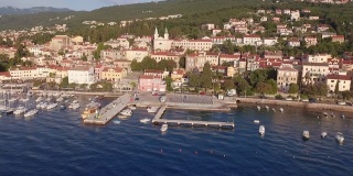克罗地亚，亚得里亚海海岸，美丽的Opatija小镇，热门旅游胜地，海岸线鸟瞰图，Kvarner湾，无人机镜头