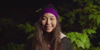 肖像漂亮的亚洲女人徒步旅行者在泡泡帽