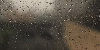 雨滴落在窗玻璃表面