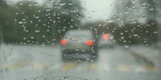 雨水打在路上过往的汽车上