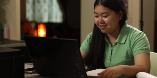 亚洲少女和在线课堂与私人家教在家里