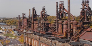 钢铁大厦——历史悠久的钢铁厂，曾经被遗弃，但现在被改造成宾夕法尼亚州伯利恒的现代文化中心。无人机视频与前视全景复杂摄像机运动。